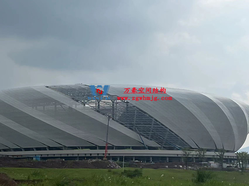 兩江新區(qū)加快建設龍興足球場（標準不降、工期不延、確保年底建成）