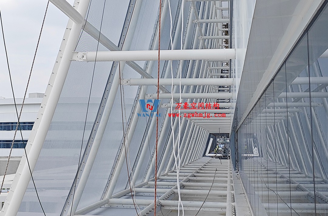 聚焦工程高質(zhì)量建設(shè)，這個(gè)網(wǎng)格織物幕墻正在施工安裝中