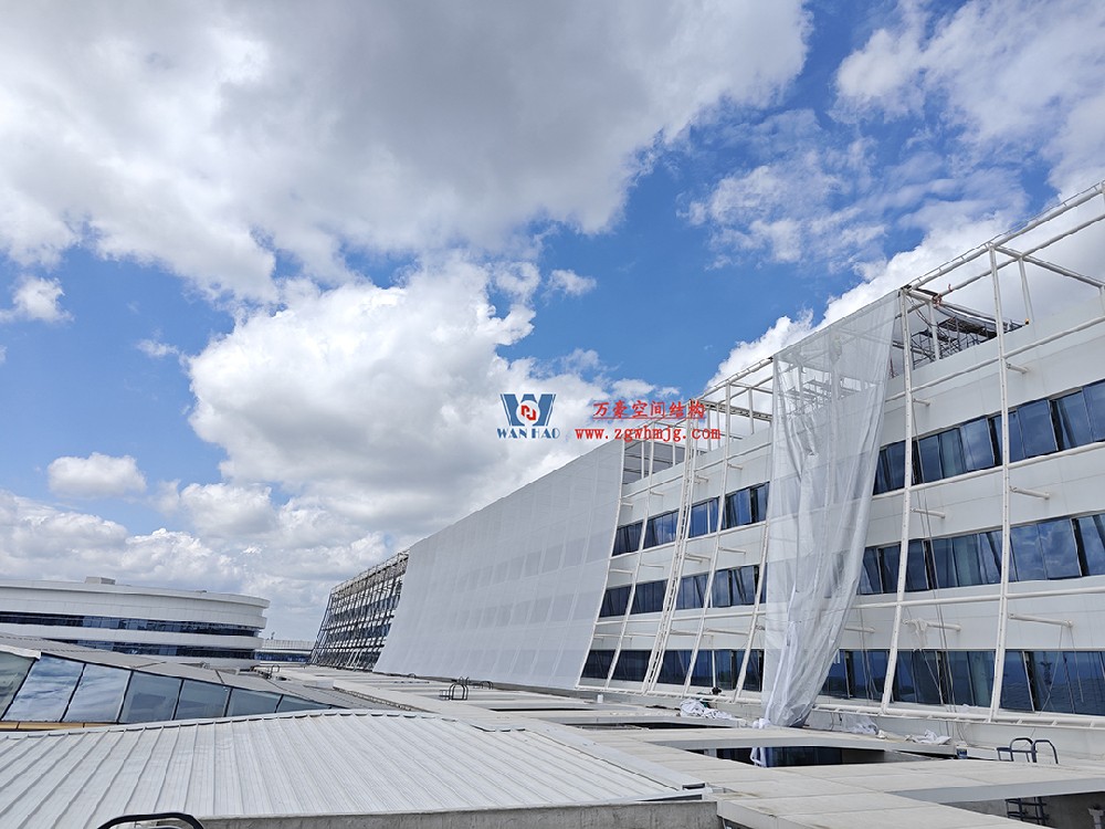 聚焦工程高質(zhì)量建設(shè)，這個網(wǎng)格織物幕墻正在施工安裝中