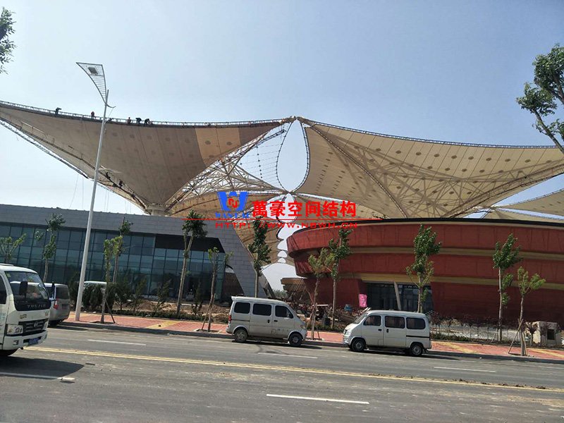 什么是膜結(jié)構(gòu)屋面？PTFE膜結(jié)構(gòu)屋面有哪些特點(diǎn)優(yōu)勢(shì)？