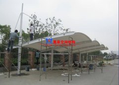 膜結(jié)構(gòu)車棚布怎么施工安裝？膜結(jié)構(gòu)車棚布安裝注意事項