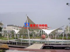 膜結(jié)構(gòu)遮陽棚有哪些特點？哪些場所可以使用膜結(jié)構(gòu)遮陽蓬？