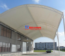 定做膜結(jié)構(gòu)雨棚價格多少?樓頂做個膜結(jié)構(gòu)雨棚子多少錢？