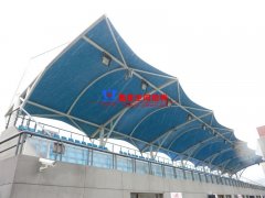 張拉膜看臺(tái)有什么哪些優(yōu)點(diǎn)？張拉膜看臺(tái)施工時(shí)有哪些注意事項(xiàng)？